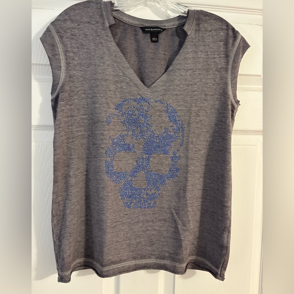 Rock & Republic Gray V-Neck sleeveless Top beaded Blue Skull Design size small